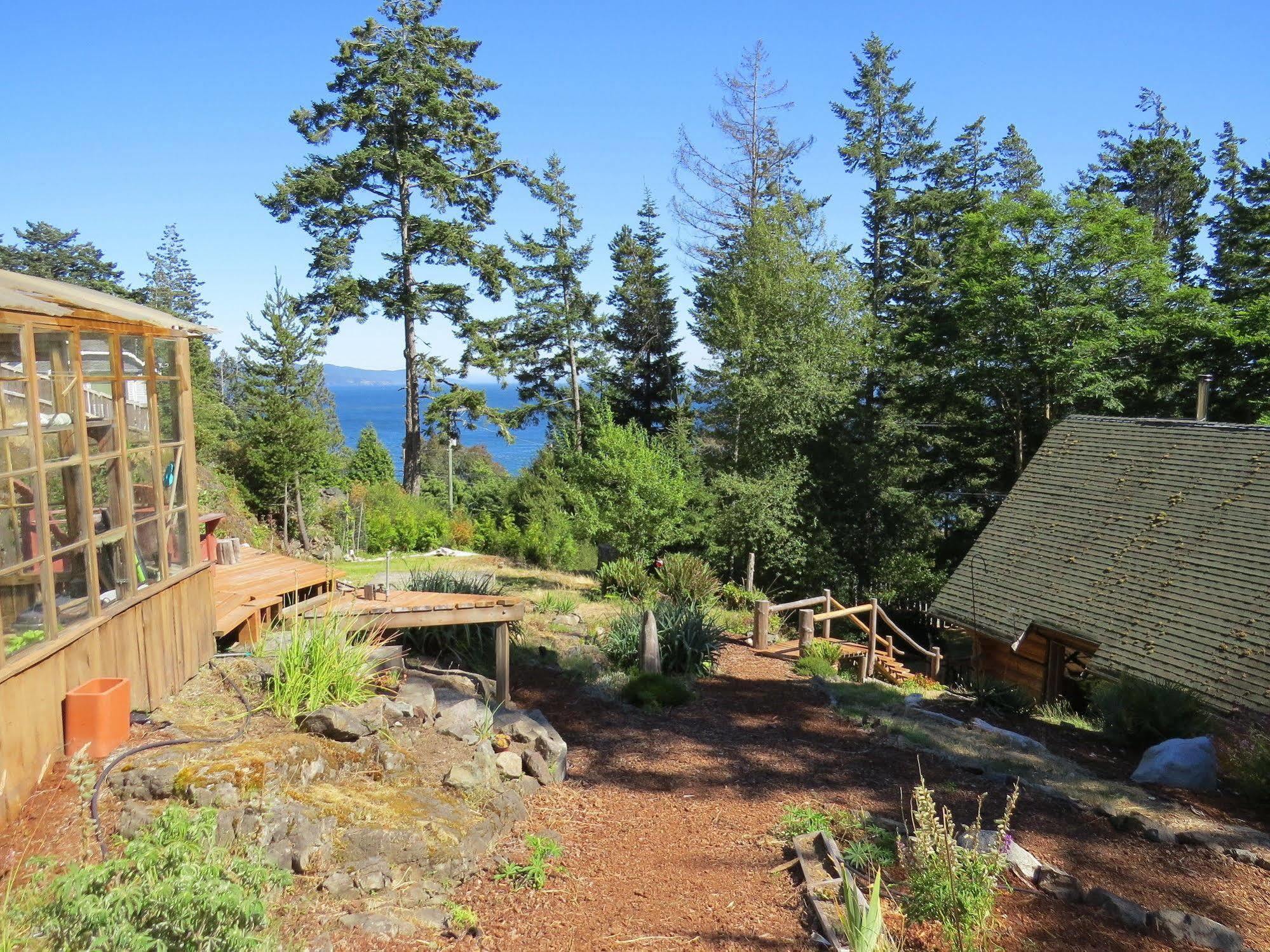 Handsome Dan'S At Otter Point Sooke Exterior photo